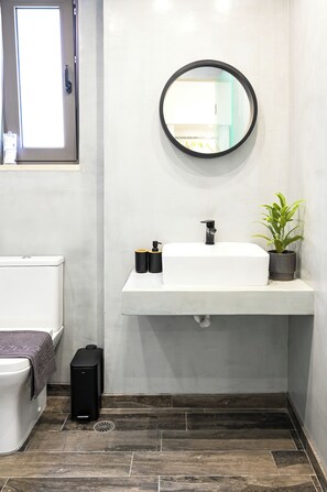 Dusj, hårføner, håndklær og såpe