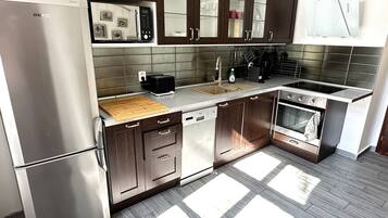 Comfort Apartment, Courtyard View | Private kitchen