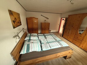 2 bedrooms, in-room safe, desk, iron/ironing board