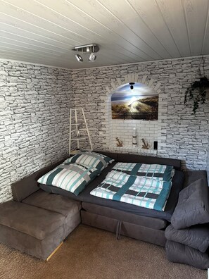 2 Schlafzimmer, Zimmersafe, Schreibtisch, Bügeleisen/Bügelbrett