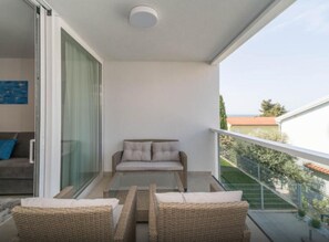 Property grounds - A&V Residence - Apartment with 2 bedrooms, a balcony and sea view (Novigrad)