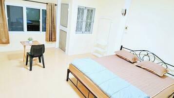 2 bedrooms, desk, WiFi