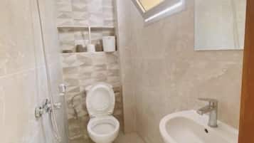 Toallas, jabón, shampoo, papel de baño