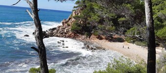 Large air-conditioned studio (sleeps 4) on seafront with beach, swimming pools, tennis...