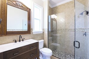 Douche, séchoir à cheveux, serviettes fournies