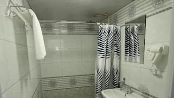 Dusche, Haartrockner, Hausschuhe, Handtücher