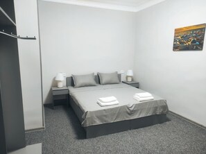 Phòng đôi Tiêu chuẩn | Bàn, khu vực làm việc phù hợp cho laptop, phòng cách  âm 