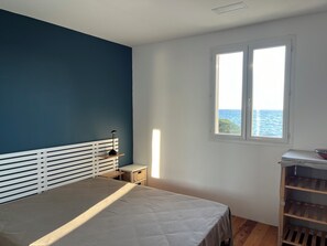 4 bedrooms, desk, iron/ironing board, WiFi