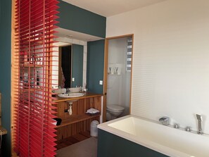 Regadera, secadora de cabello, toallas, papel de baño 