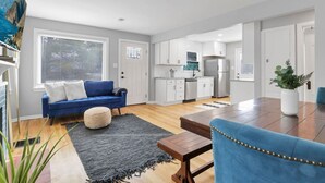 Un appartement moderne comprenant un salon, une cuisine et un coin repas.