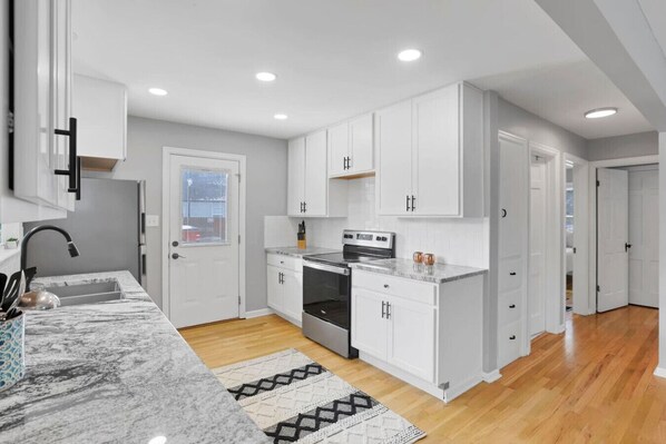 ثلاجة، ميكروويف، فرن، موقد طهي مسطح