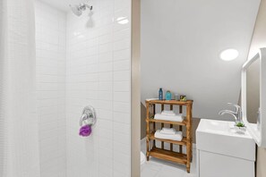 Towels - 3 bed 2 bath near German Village + Garage (Columbus)