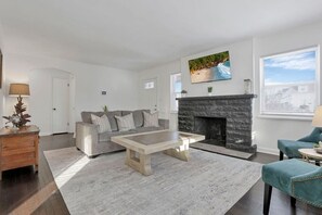 TV, fireplace