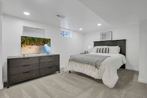 4 bedrooms, desk, WiFi, bed sheets