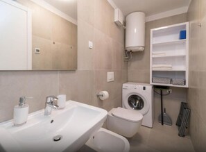 Douche, sĂšche-cheveux, bidet, serviettes fournies
