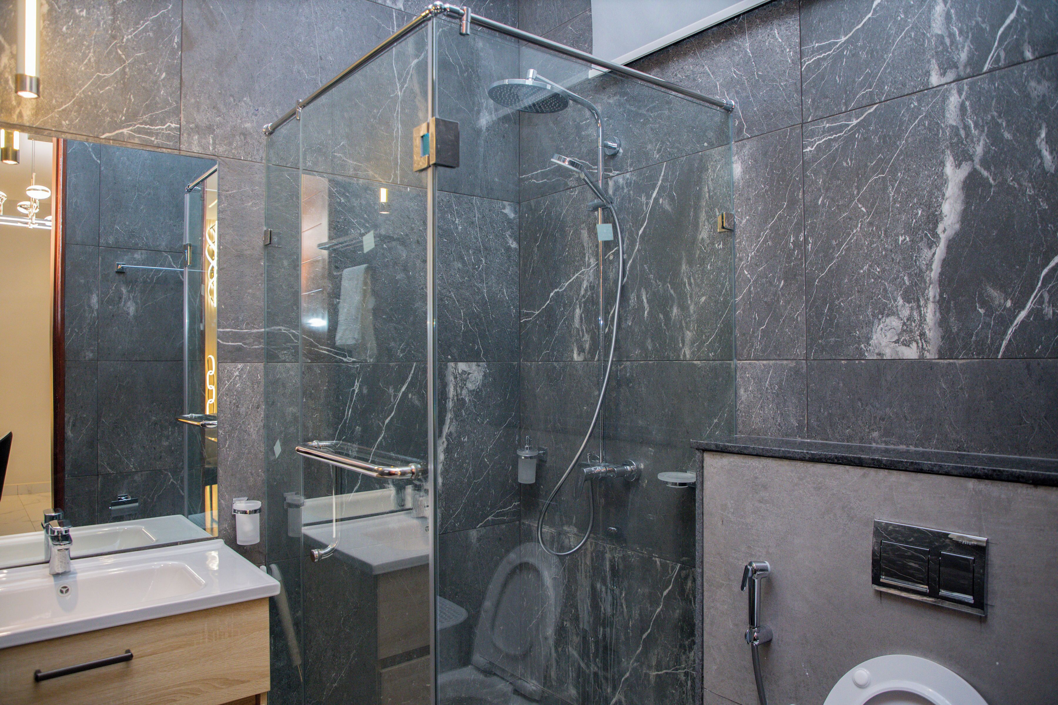 Erillinen kylpyamme ja suihku, sadesuihkupää, ilmaiset hygieniatuotteet