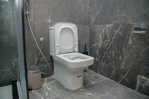 Habitació individual, 1 dormitori, vistes a la ciutat | Bany | Banyera i dutxa independents i capçal de dutxa tipus cascada 