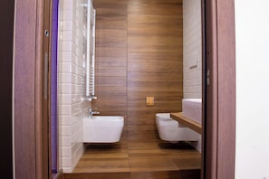 Standard-Doppelzimmer, Balkon | Badezimmer | Dusche, Haartrockner, Handtücher, Shampoo