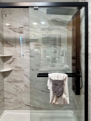 Sèche-cheveux, serviettes fournies, savon, shampoing