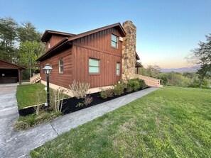 Exterior - Prime Location Cabin, Easy Access with Views,AC,WiFi 3min to Parkway (Pigeon Forge)