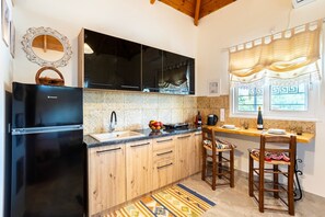 Kühlschrank, Wasserkocher mit Kaffee-/Teezubehör, Toaster