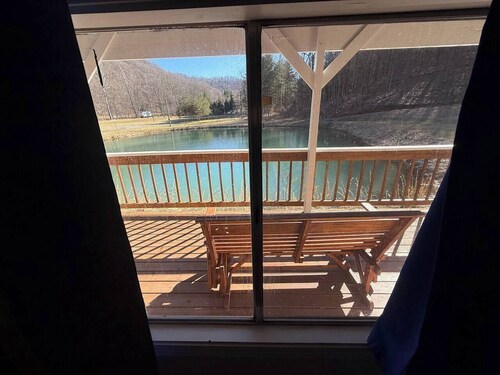 Beautiful Pond Retreat & Mountain Hiking!