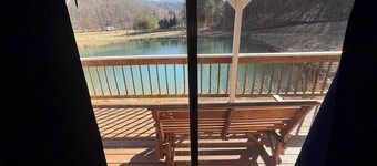 Beautiful Pond Retreat & Mountain Hiking!