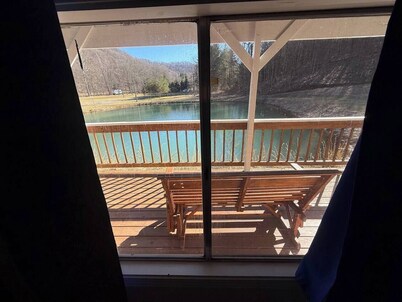 Beautiful Pond Retreat & Mountain Hiking!