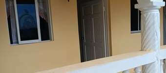 Charming 3-bedroom apartment in enchanting St. Andrew Parish with AC, WiFi.