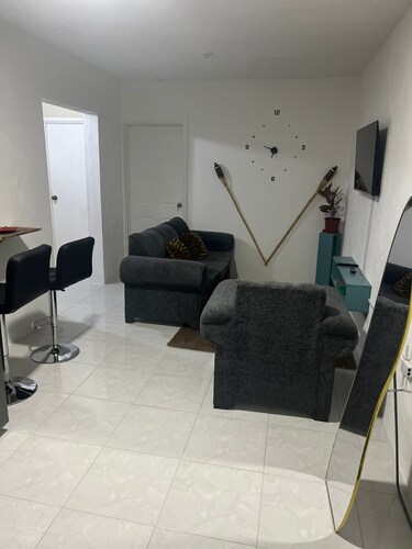 Charming 3-bedroom apartment in enchanting St. Andrew Parish with AC, WiFi.