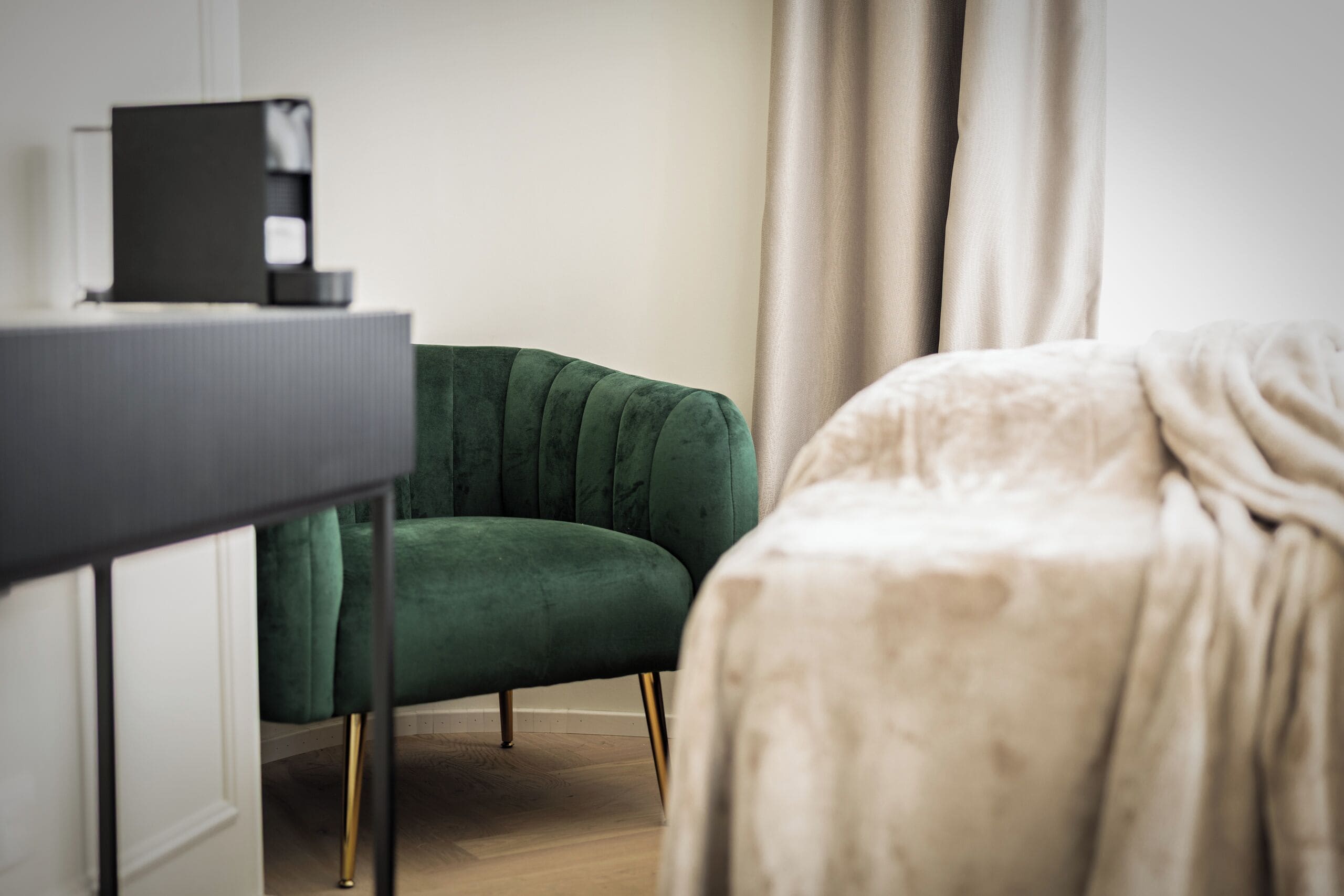 Une chambre avec un lit, un bureau et une chaise.