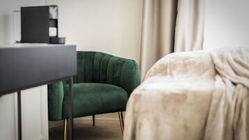 Une chambre avec un lit, un bureau et une chaise.