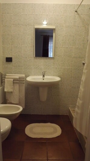 Quarto casal ou duplo clássico, vista para a piscina | Banheiro | Chuveiro, secador de cabelo, toalhas de banho, sabonete