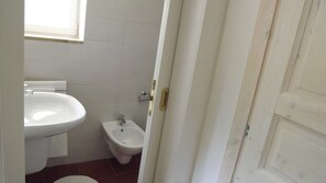 Classic Double or Twin Room, Pool View | Bathroom