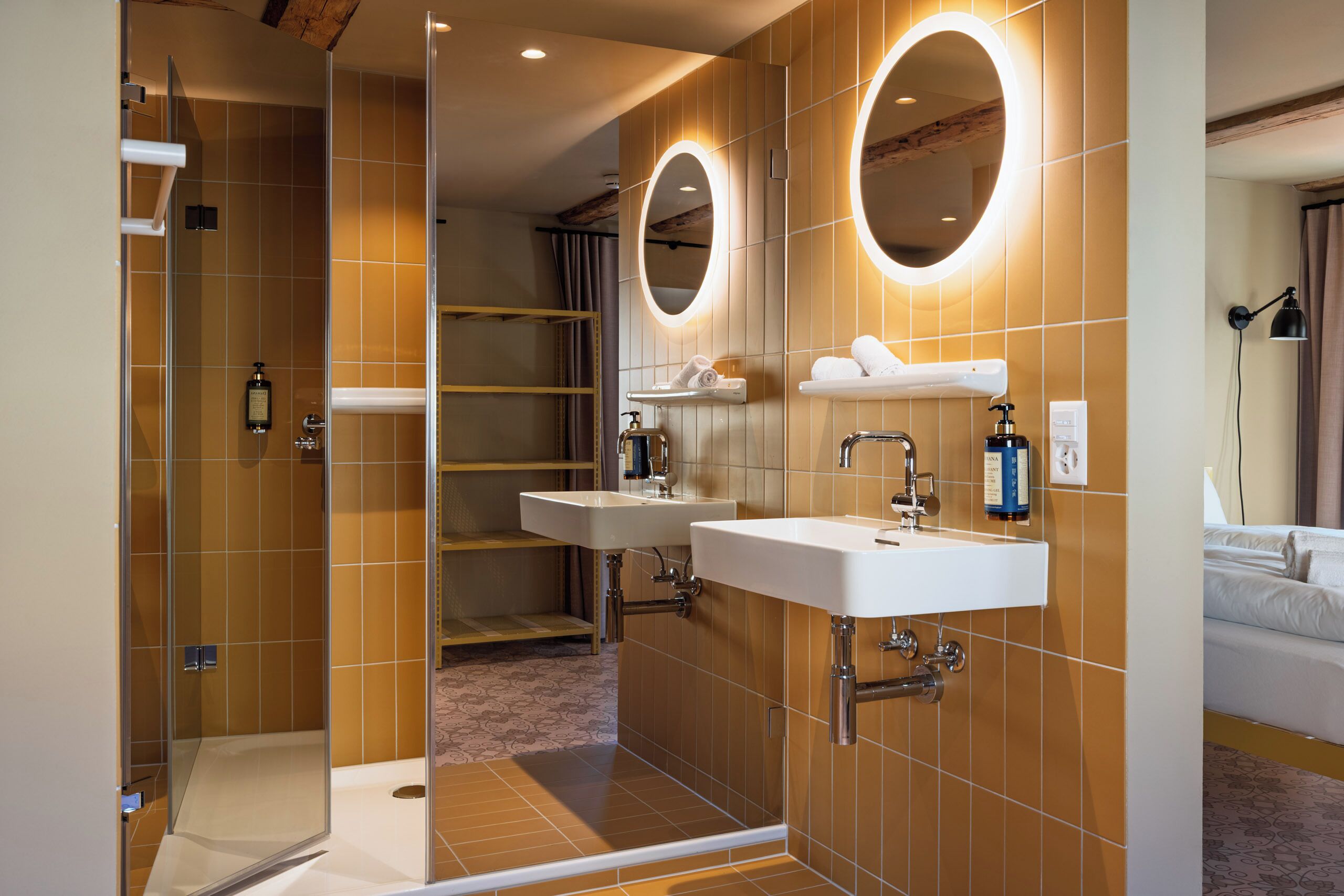 Habitación estándar con 1 cama matrimonial o 2 individuales | Baño | Regadera, secadora de cabello, toallas, jabón 