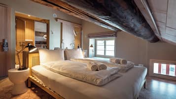 Comfort Quadruple Room | 1 bedroom, blackout drapes, soundproofing, iron/ironing board