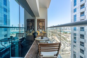 Outdoor dining - Spacious 2 BR W/ Pool, Gym and Kid's Playground (دبي)