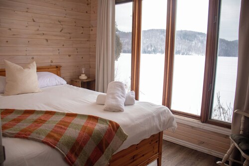 Maple 3Br Lakefront Cottage | Gracefield