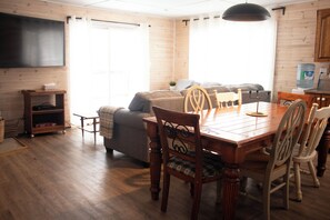 Interior - Maple 3Br Lakefront Cottage | Gracefield (Gracefield)