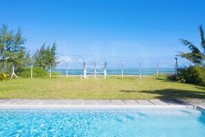Outdoor pool - Le Bergamote apartment with pool on an infinity beach (Riambel)