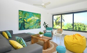 Smart TV - Le Bergamote apartment with pool on an infinity beach (Riambel)