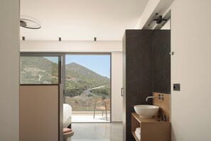 7 Schlafzimmer, Zimmersafe, Schreibtisch, Bügeleisen/Bügelbrett