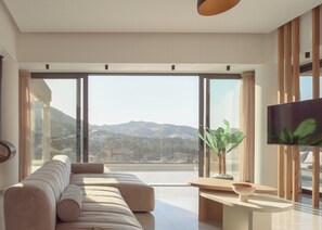 TV connectée, jeux vidéo, table de tennis de table, livres