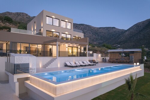Dias Villa, Tennis, 2Pools, Walk to Beach & Shops