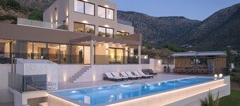 Dias Villa, Tennis, 2Pools, Walk to Beach & Shops