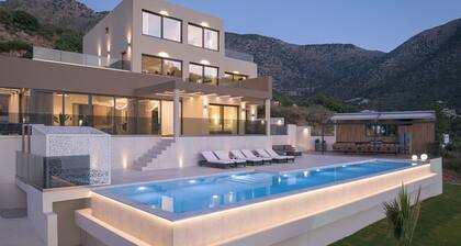 Dias Villa, Tennis, 2Pools, Walk to Beach & Shops