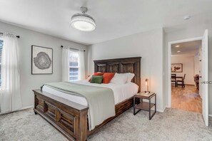 4 soverom, skrivebord, strykejern/-brett og reiseseng for barn