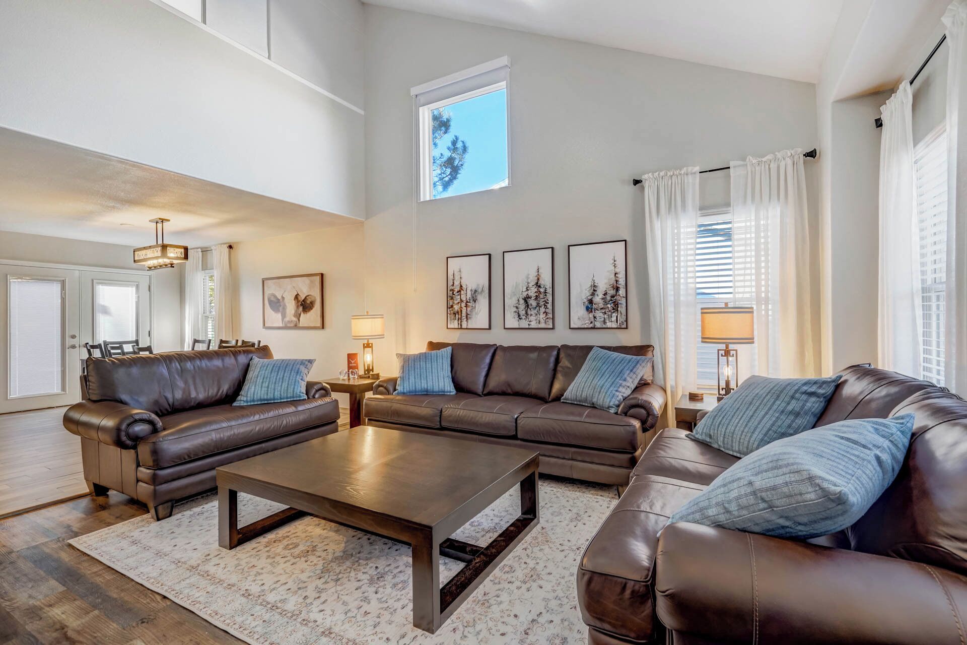 Smart-TV, Kamin, Arbeitsbereiche