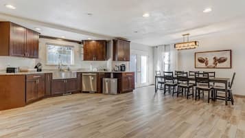 Microondas, silla alta para bebés, utensilios de cocina, mesa de comedor