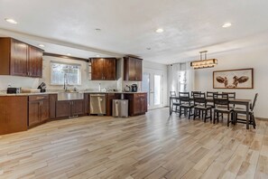 Mikrobølgeovn, høy barnestol, kjøkkenutstyr og spisebord